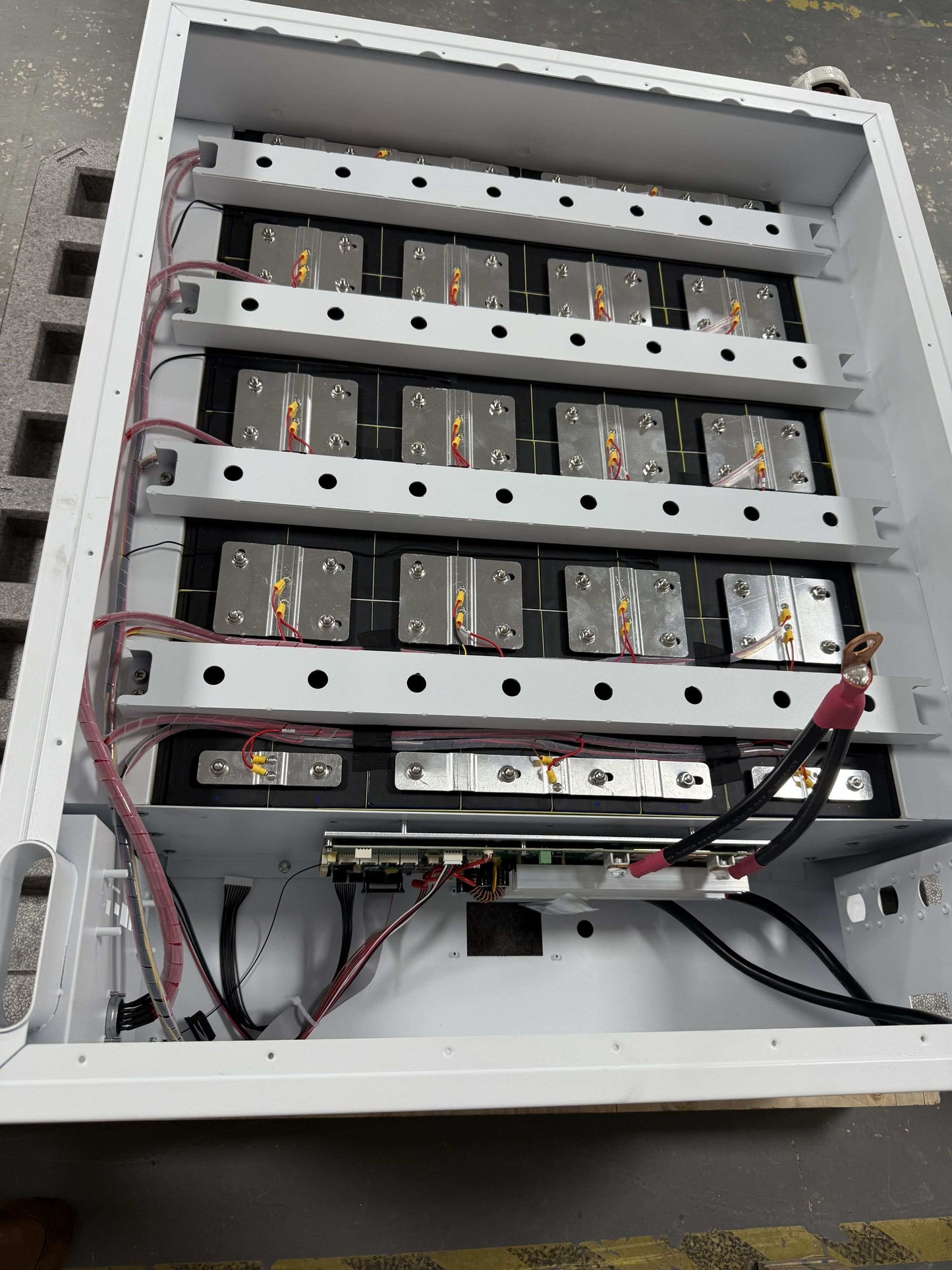 SPower Vertical Standing LiFePO4 Lithium Battery 48V 51.2V 628AH 32KWH JK or PACE BMS Touch Display