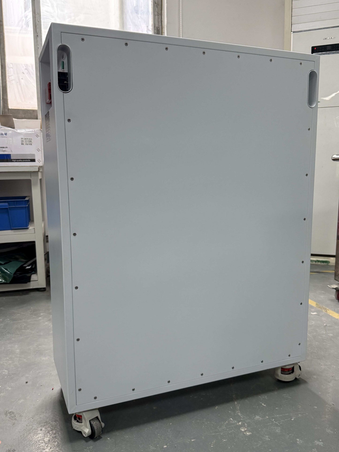 SPower Vertical Standing LiFePO4 Lithium Battery 48V 51.2V 628AH 32KWH JK or PACE BMS Touch Display